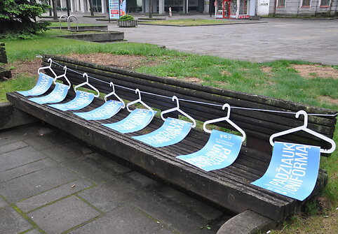 Ankstų rytą Kauno Laisvės alėjoje nusidriekė 2 tūkst. pakabų su plakatais, raginančiais &bdquo;padžiauti uniformas&ldquo; ir gegužės 21 d. apsilankyti renginyje &bdquo;Nuotykių diena su KTU&ldquo;. 