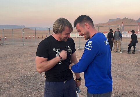 Lietuvių fotosesija prie&scaron; Dakaro ralio startą