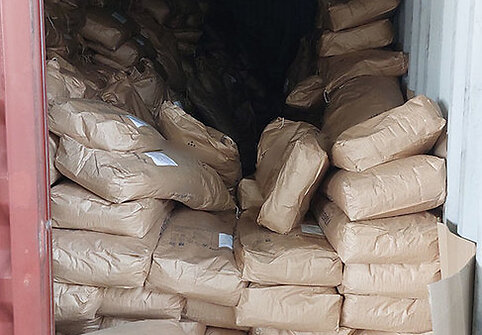 Muitininkai sulaikė cigarečių kontrabandą: nelegalūs rūkalai slėpti pieno miltelių krovinyje