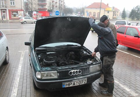 Panevėžio centre degė „Audi“