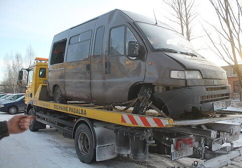 Apgadintas mikroautobusas