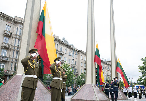 Valstybės vėliavos pakėlimo ceremonija Nepriklausomybės aikštėje