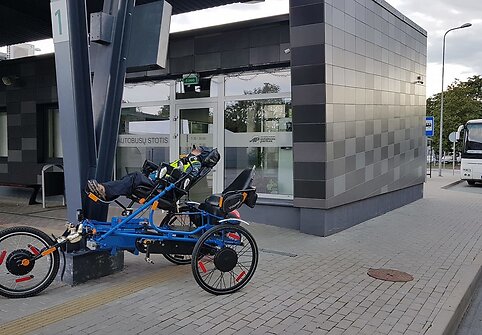 Tėvo ir sūnaus kelionė elektriniu triračiu