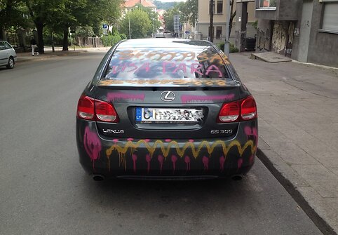 Dažais išmargintas „Lexus“