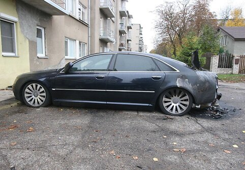 Šiauliuose supleškintas „Audi“ limuzinas