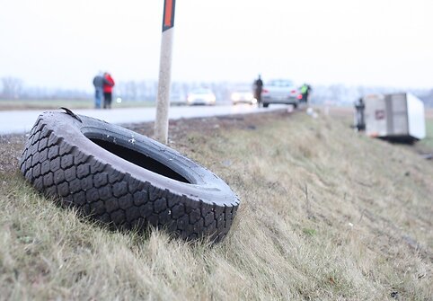 Joni&scaron;kio aplinkkelyje naktį per avariją žuvo jaunas vairuotojas