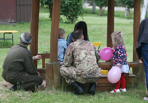 Italijos kariai &Scaron;iaulių kūdikių namams atvežė dovanų ir pagamino picos