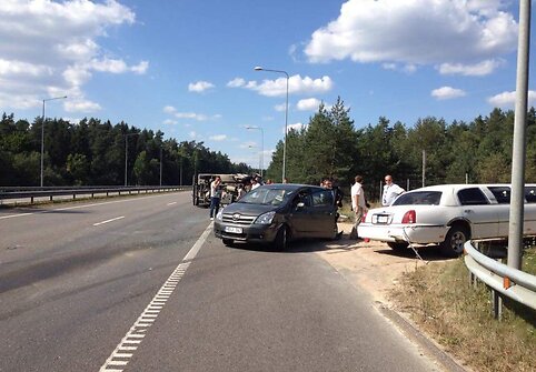 Autostradoje į avariją pateko vestuvių limuzinas