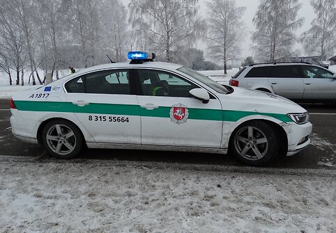 Trileris Alytuje: policija su &scaron;ūviais gaudė vogtą automobilį ir &bdquo;&scaron;ukerius&ldquo;