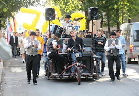 Šiaulių gimtadienis oficialiai prasidėjo – per miestą praėjo milžiniška nuotaikinga eisena.
