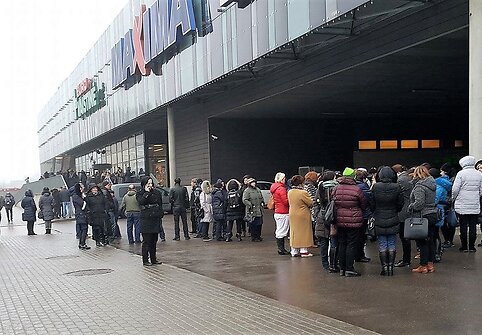 &Scaron;iaulių &bdquo;Akropolio&ldquo; požeminėje aik&scaron;telėje degė automobilis