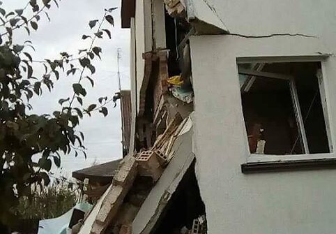 Sprogimo suniokotas namas