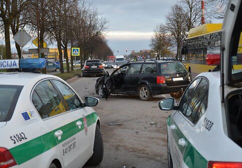 BMW ir „Passat“ avarija Šiauliuose