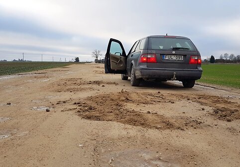 Po šventinio lietaus žvyrkeliai virto kemsynais