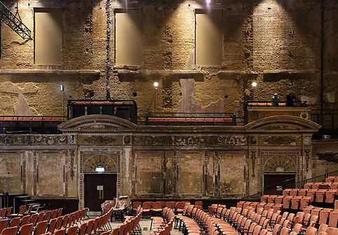 Po 30 metų atgimę teatro rūmai