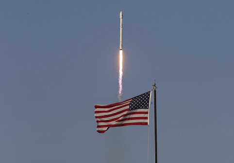 I&scaron; panaudotų detalių surinktos &bdquo;SpaceX&ldquo; raketos paleidimas