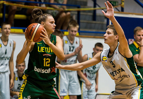 Lietuvos moterų rinktinė ir Lietuvos jaunimo vaikinų (U16) rungtynių akimirka. Laura Juškaitė