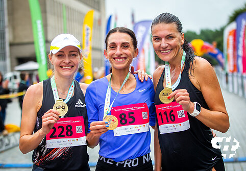 Alytaus bėgimo varžybų akimirka. Loreta Kančytė (viduryje), Vaida Žūsinaitė (kairėje), Diana Labočevskė.