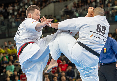 Pasaulio pilno kontakto karatė čempionato ketvirtfinalio kovų akimrka. Eventas Gužauskas