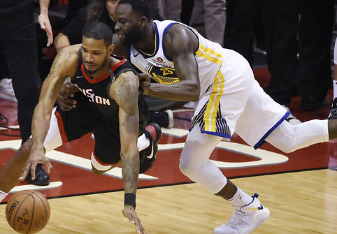 NBA Vakarų konferencijos finale &bdquo;Houston Rockets&ldquo; namie įveikė &bdquo;Warriors&ldquo; komandą ir įsiveržė į priekį 3:2.