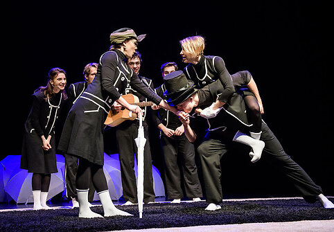 Keistuolių teatro premjera „HOP!“ šuoliuoja per netikėtas Donaldo Bisseto istorijas