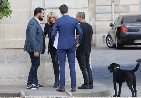 Macrono &scaron;uo filmuojant kameroms nusi&scaron;lapino ant Eliziejaus rūmų židinio