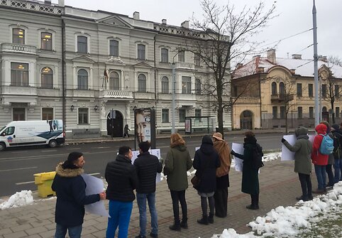 Spektaklio &bdquo;Dreamland&ldquo; kūrybinės komandos piketas prie Lietuvos Vyriausiojo administracinio teismo