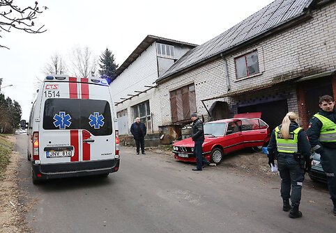 Remontuojamas automobilis prispaudė žmogų