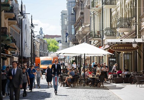 Lauko kavinių staliukai ant Vilniaus gatvės šaligatvio