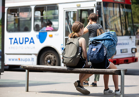 Vie&scaron;uoju transportu važiuojantys keleiviai kar&scaron;tį jaučia ir lauke, ir viduje