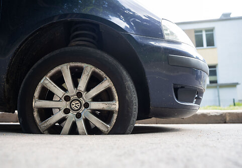 Duobėje įstrigęs automobilio ratas