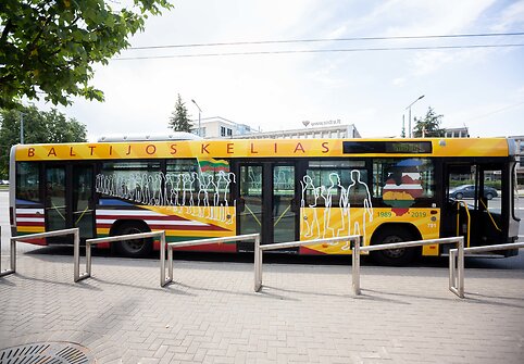 Baltijos kelio 30-mečiui papuoštas autobusas