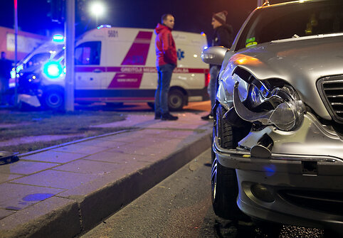 &bdquo;Mercedes&ldquo; susidūrė su greitosios pagalbos automobiliu.