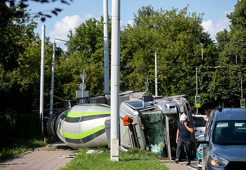 Žiedinėje sankryžoje apvirto betonvežis