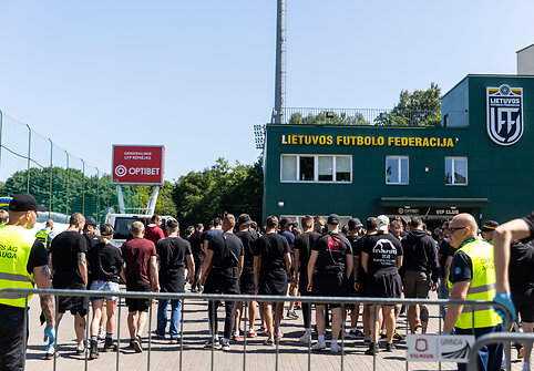 Futbolo sirgaliai prie&scaron; &bdquo;Žalgirio&ldquo; ir &bdquo;Dainavos&ldquo; rungtynes