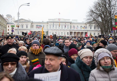 Žmonių minios Vilniaus gatvėse