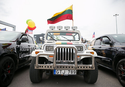 Daugiausiai JEEP automobolių papuoštų Lietuvos atributika