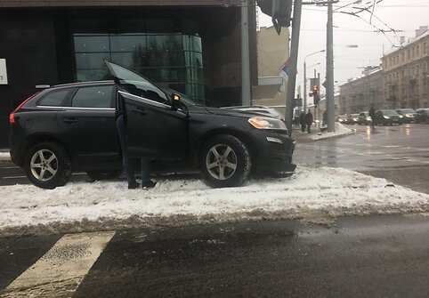 Vilniuje, &Scaron;eimyn&scaron;kių g. &bdquo;Volvo&ldquo; įsirėžė į &scaron;viesoforą
