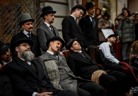 Teatralizuota signatarų eisena