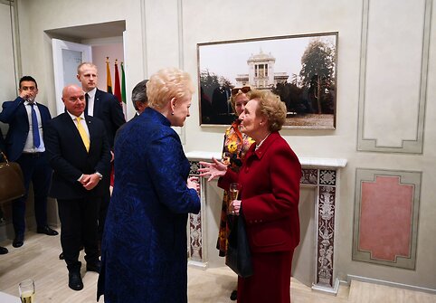 Dalia Grybauskaitė sveikinasi su diplomato, a.a. Lietuvos ambasadoriaus prie šv. Sosto Kazio Lozoraičio žmona Giovanna Pignatelli Lozoraitis