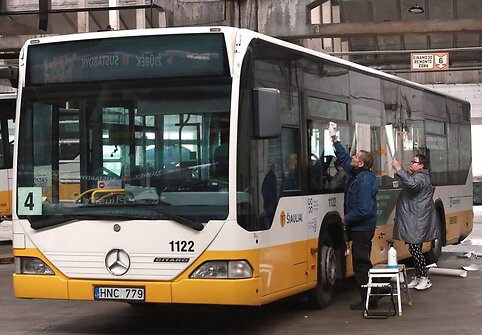 Šiauliuose – Lietuvos partizanų nuotraukomis ir citatomis papuošti autobusai