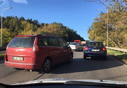 Lengvojo automobilio ir sunkvežimio avarija Vilniuje, Savanorių pr.