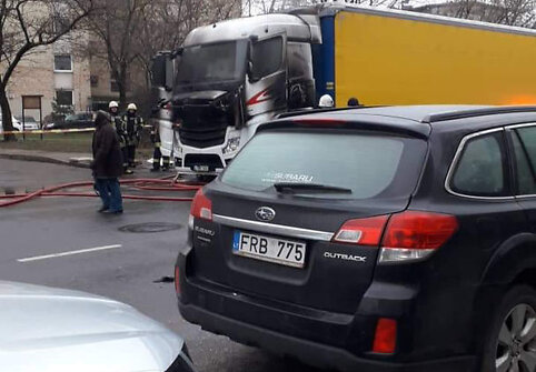 Naugarduko g. užsiliepsnojo vilkikas