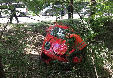 Antakalnyje, &Scaron;ilo g., nuo kelio nuskriejo nesuvaldytas &bdquo;Porsche&ldquo;, prie&scaron; tai atsitrenkęs į VW.