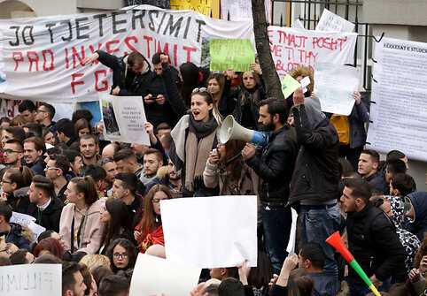 Protestas Albanijoje prie&scaron; mokestį už mokslą