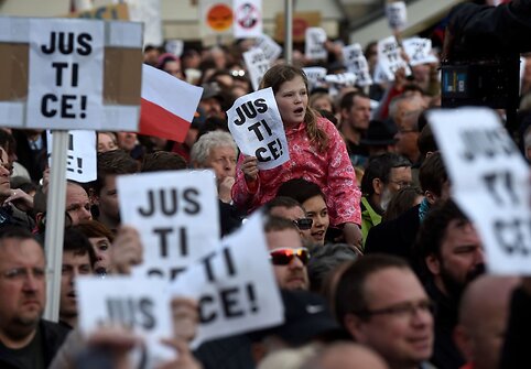 Prahoje tūkstančiai žmonių protestuoja prie&scaron; vyriausybę	
