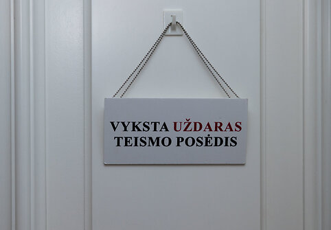 Įtariamas IKEA prekybos centro padegėjas Daniilas Bardadimas atvestas į teismą