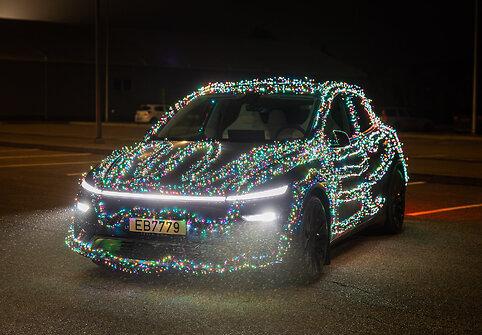 Šventiškai papuoštas automobilis