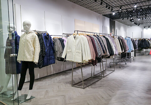 &bdquo;Outlet Park&ldquo; kviečia įsisupti į naujas striukes: tik ką atidarytoje &bdquo;Towmy&ldquo; parduotuvėje &ndash; italų dizaino gaminiai