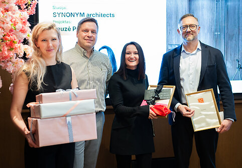 „LAUFEN Baltics“ atstovai sveikina „SYNONYM architects“, laimėjusius geriausio vonios kamba-rio nominacijoje